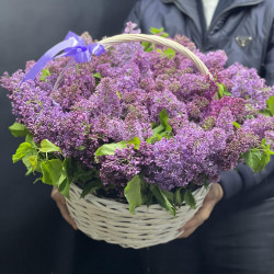 Композиция с сиренью в корзине